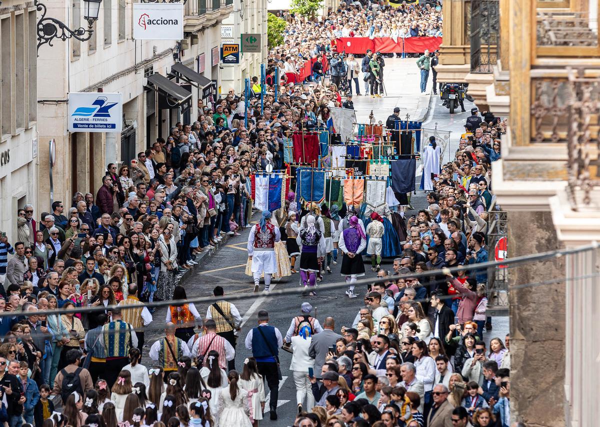 El Domingo de Resurreccion llena de luz las calles de Alicante