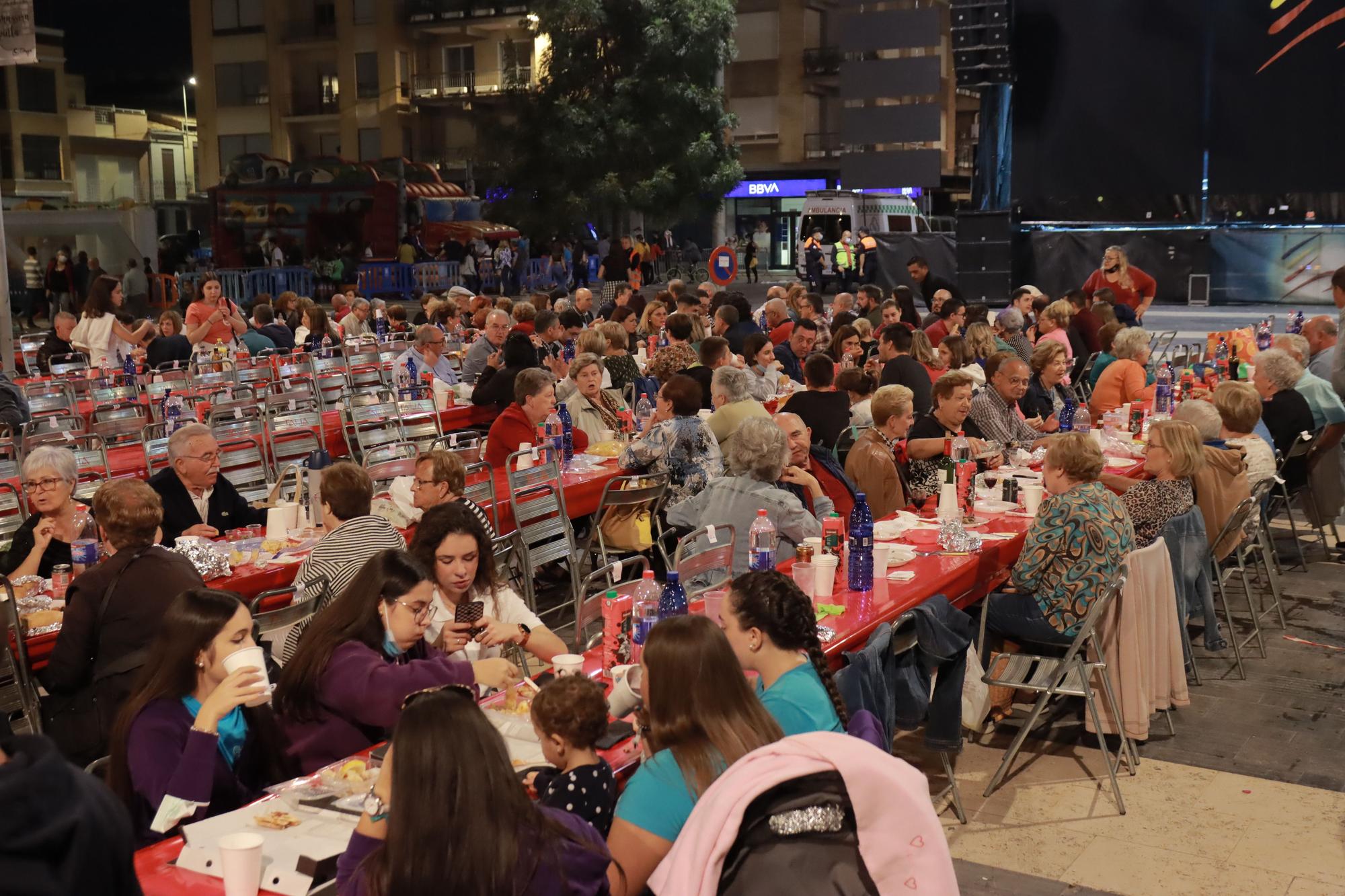 Búscate entre los comensales de la cena de 'pa i porta' en Almassora