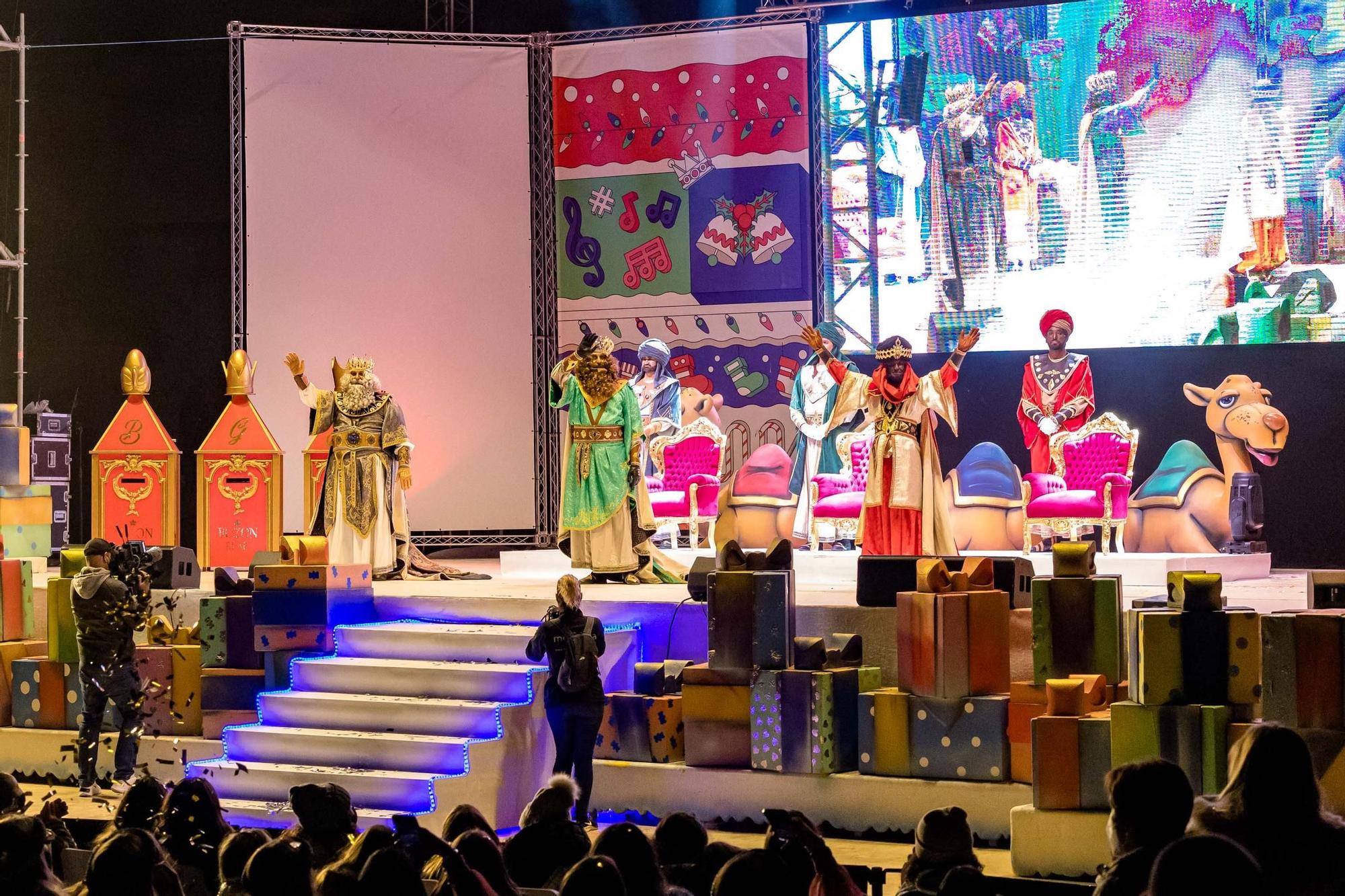 Los tres Reyes Magos fueron recibidos en el auditorio Julio Iglesias del Parque de L'Aigüera.