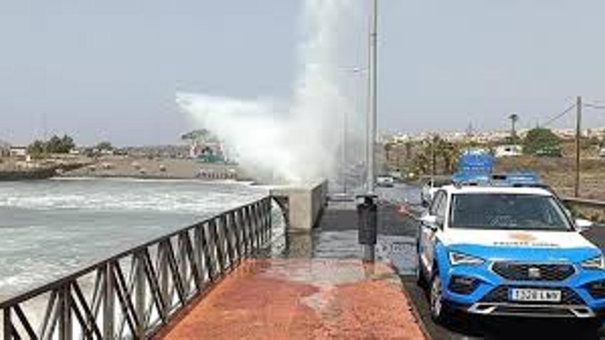 Vehículo radiopatrulla junto a la playa de Las Galletas