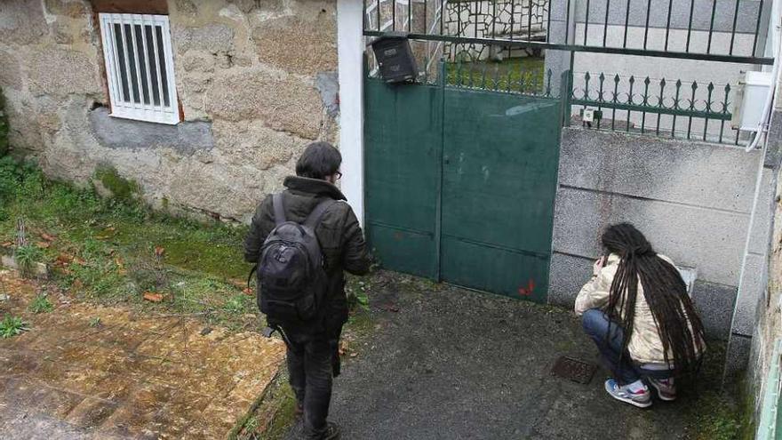 Muere desangrado en Ourense tras quedarse clavado en la reja del cierre de una casa de emigrantes en Suiza