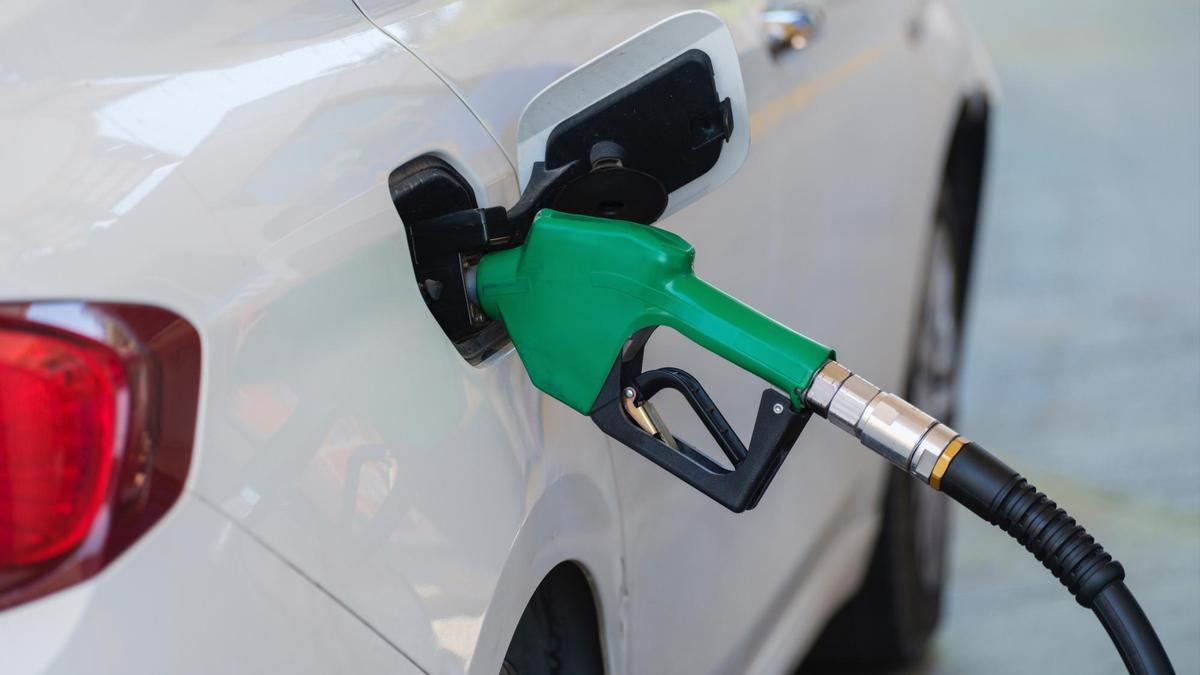 Este gesto en la gasolinera puede hacer que pagues más al repostar: no eches así la gasolina