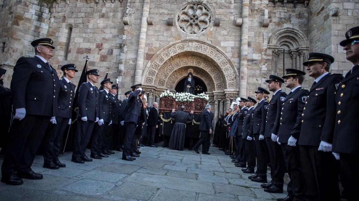 La Soledad sale de San Juan escoltada por la Policía Municipal