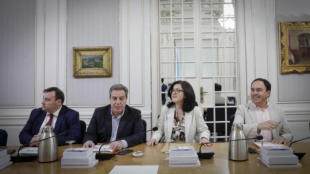 Los portavoces de Vox y el PP durante la junta de síndics, este martes en las Corts.