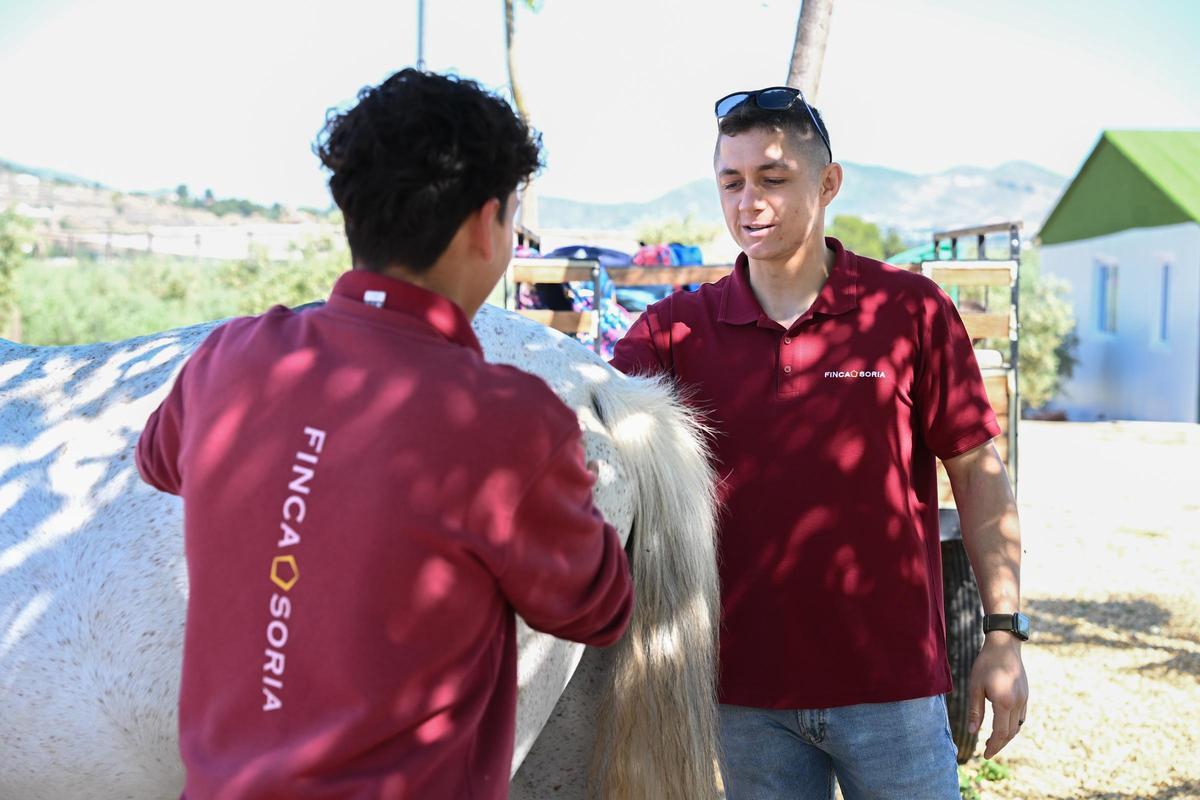 El psicólogo Fabián Soria junto a uno de los chavales.