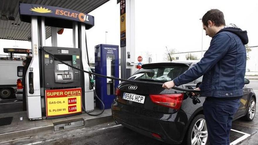 La gasolina y la luz elevaron cinco décimas el IPC en octubre, hasta el 0,7%, su tasa más alta en tres años