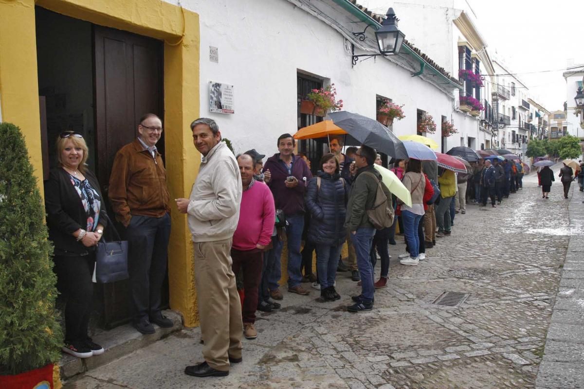 Colas y lluvia en el primer día de Fiesta de los Patios