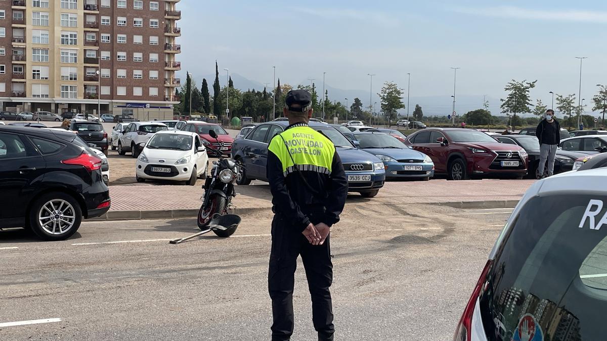 Un agente da paso a los vehículos que intentan salir del solar.