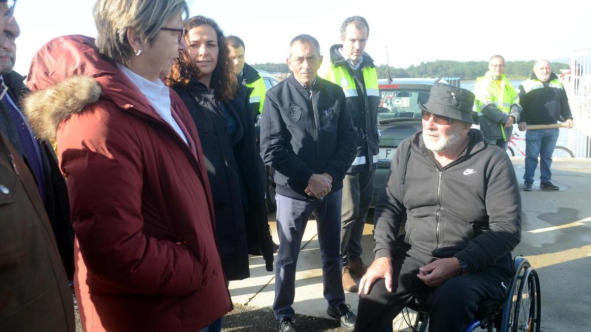 Imagen de archivo de Manuel Castro durante una visita de la exconselleira de Mar, Rosa Quintana.