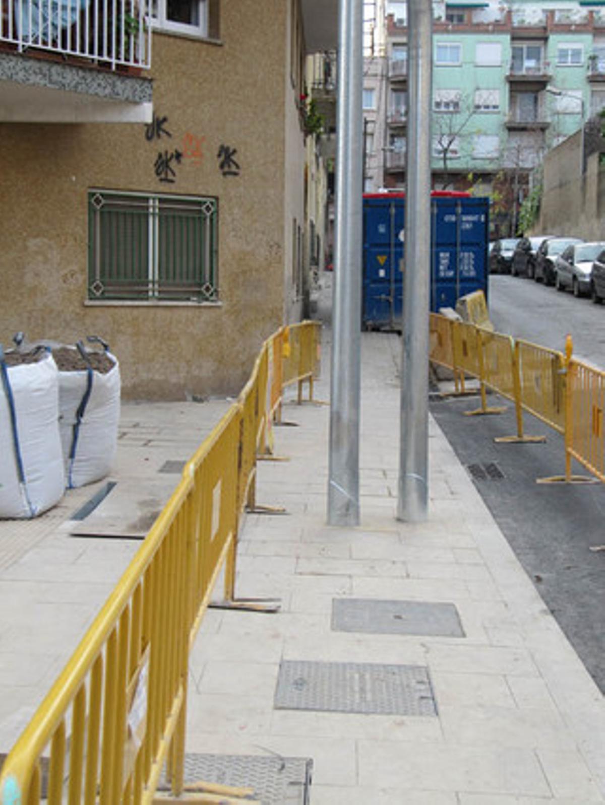 Falta de sentit comú urbanístic. En les obres del carrer de Sèrbia, cantonada amb la del Telègraf, al barri del Guinardó -on hi ha unes escales mecàniques-, l’arranjament inclou uns fanals al centre de la vorera que, com és natural, dificulten el pas. A l’altra vorera, no obstant, la col·locació és correcta. M’agradaria saber quina classe de sentit comú té l’urbanista autor d’aquest nyap. Quan a tot arreu se suprimeixen barreres arquitectòniques, aquí es fa al revés.