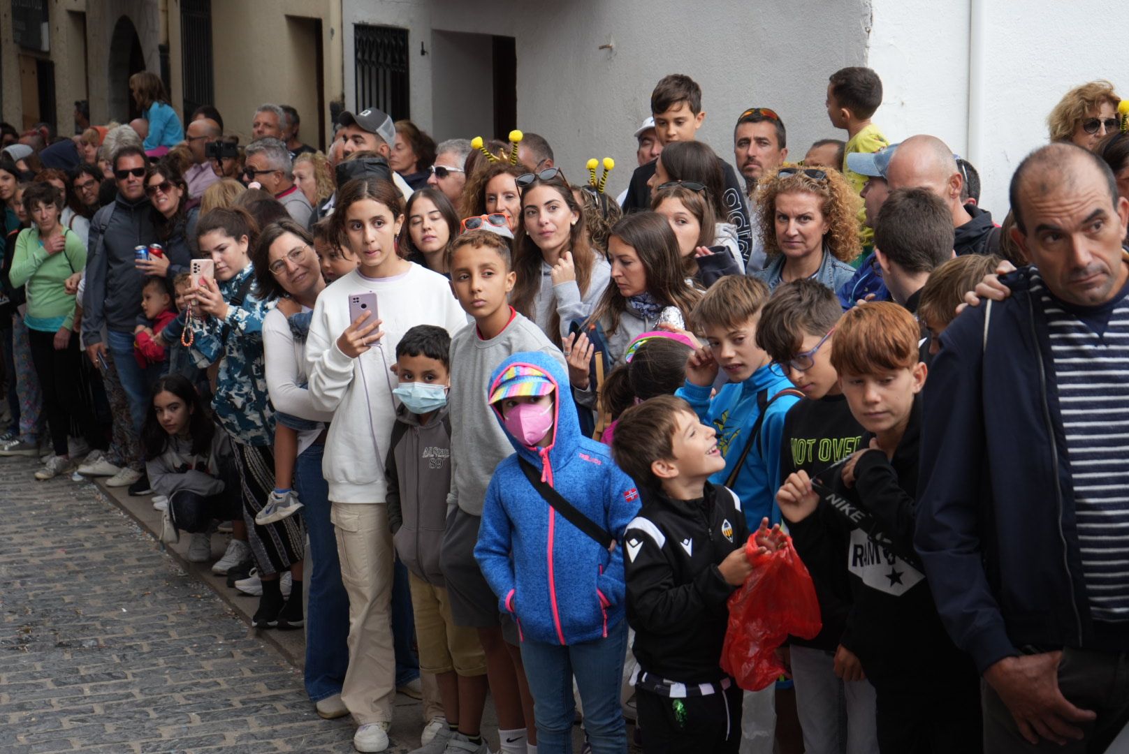 Batalla de confeti y desfile de carrozas en el Anunci de Morella