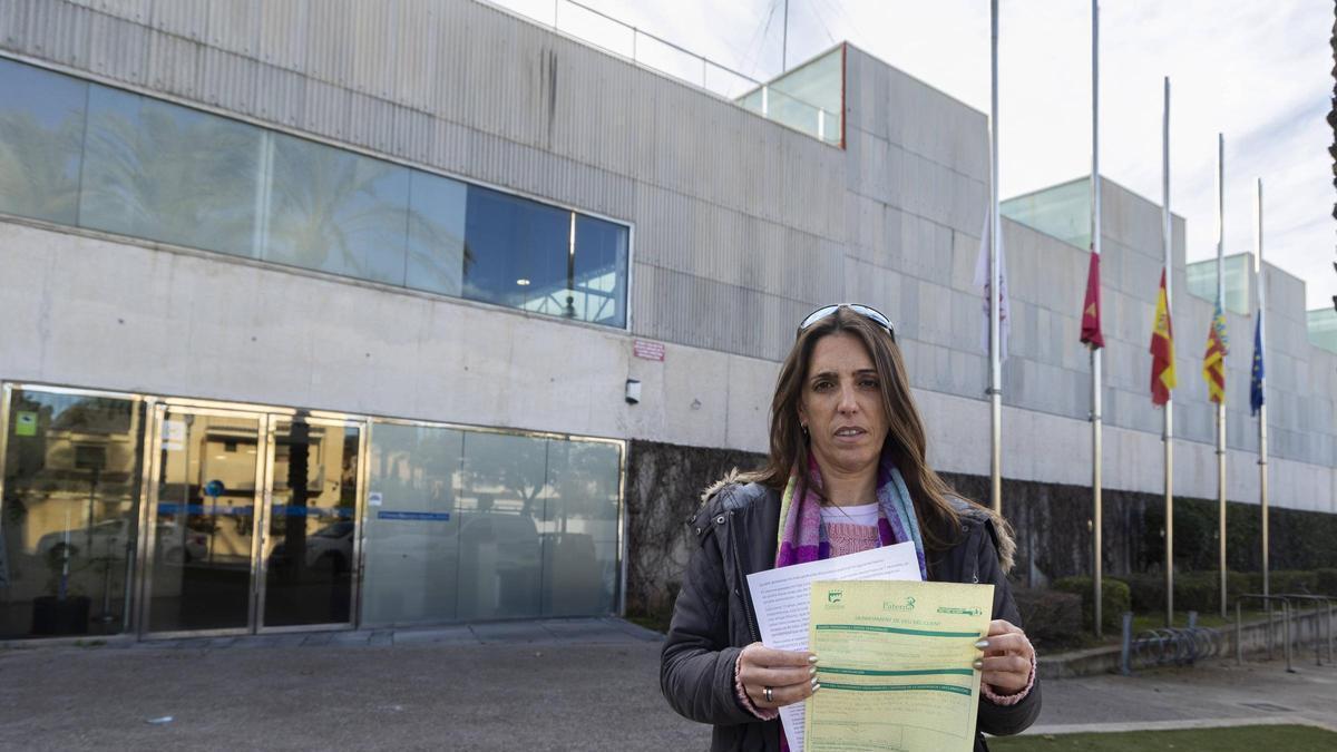 La madre de una menor con autismo denuncia que el polideportivo de la Canyada le impide el acceso en baño libre