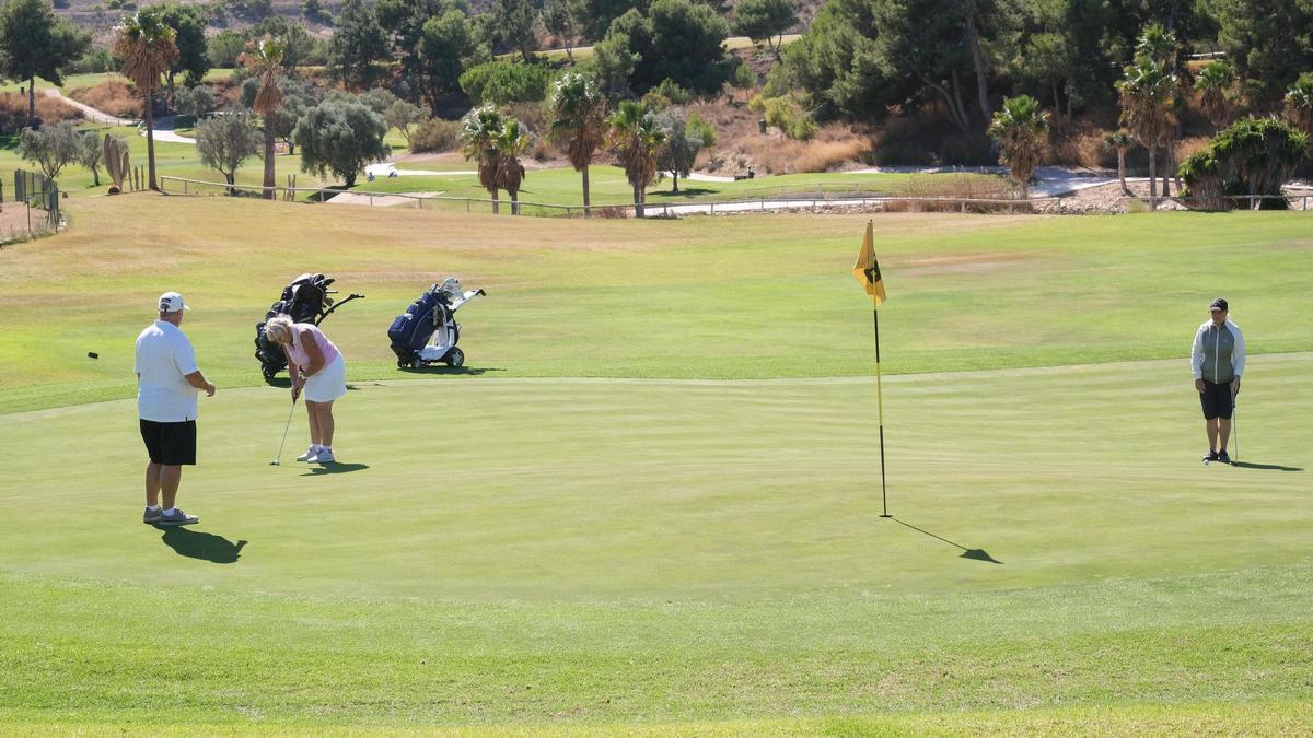 Turistas jugando al golf a prinicpios de noviembre