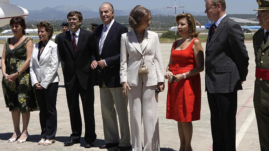 Los Reyes son recibidos en la base aérea de Son Sant Joan por Antich, Armengol y Calvo, entre otras autoridades