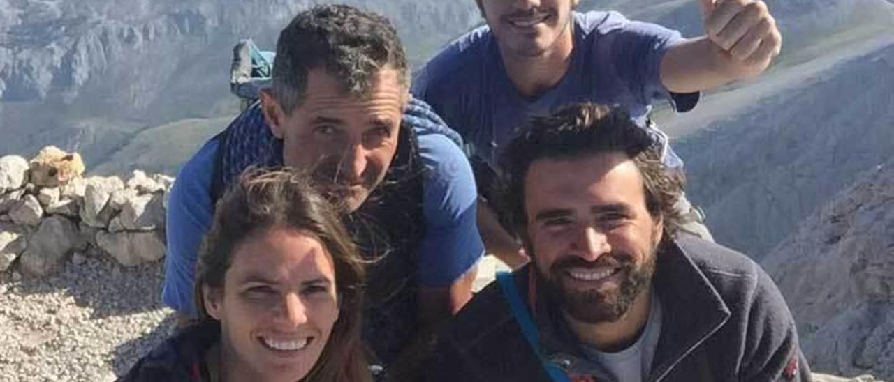 Por la izquierda, Casilda Moreno, el guía Erik Pérez, el madrileño Daniel Losantos y, tras él, Nacho Moreno, en la cumbre.