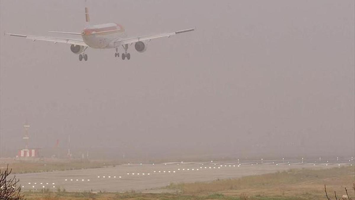 Un avión vuela entre la niebla, imagen de archivo.