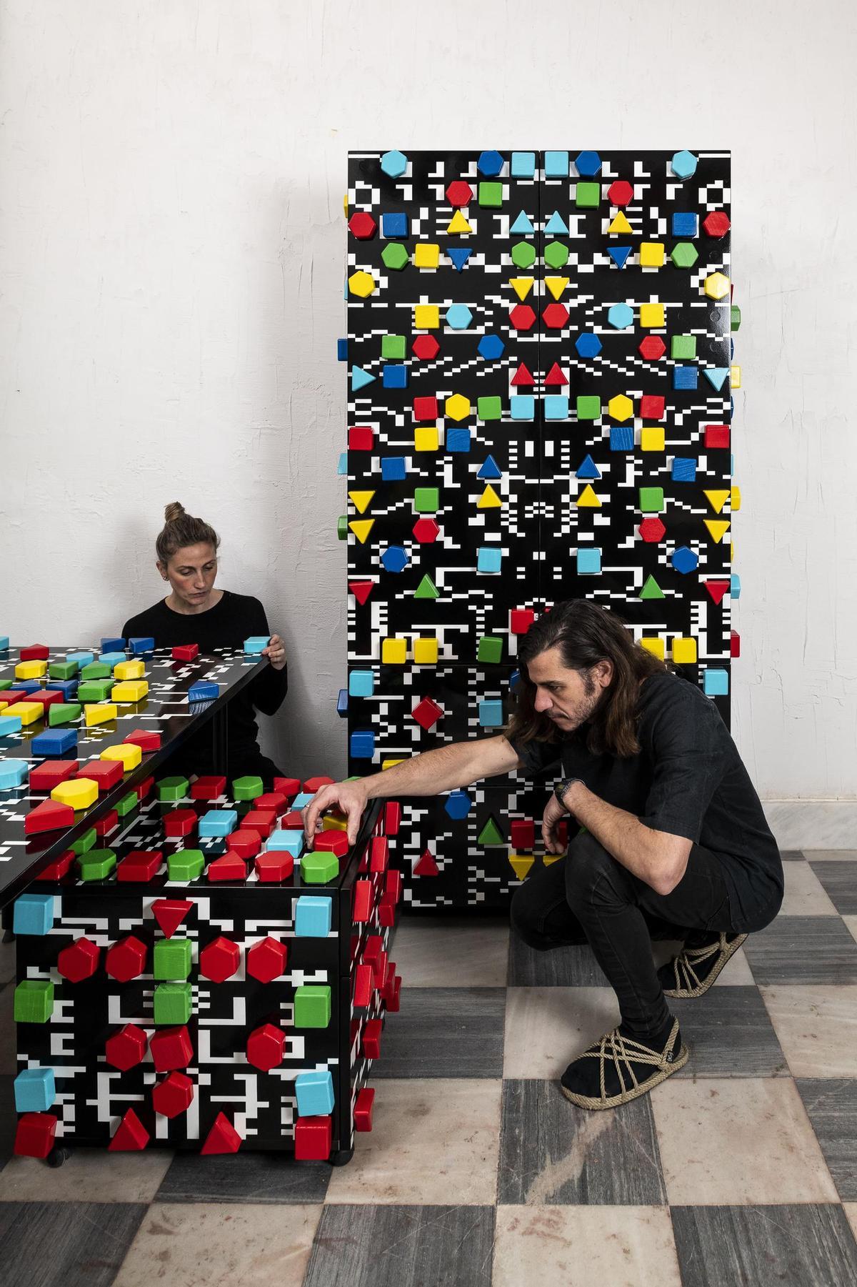 Trinidad Salamanca y Pablo Párraga durante su participación con 'Office Game' en el BD Barcelona Design, en una intervención sobre muebles de los años 90.