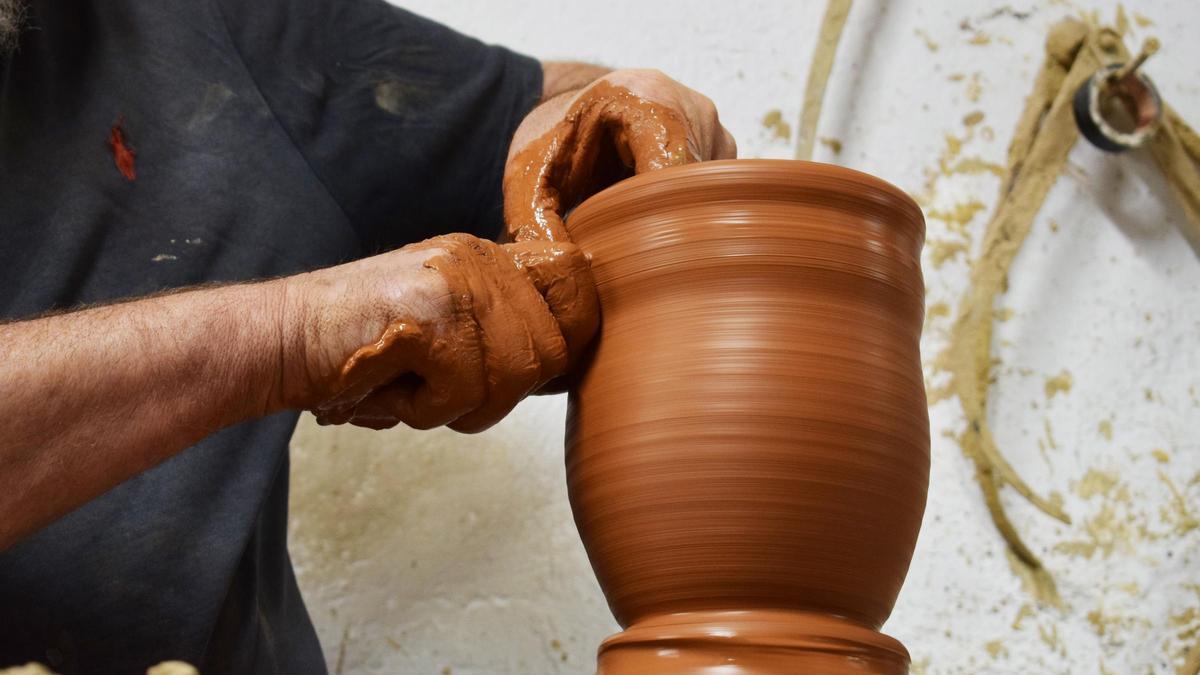 Alfarero sevillano moldea una pieza en su torno