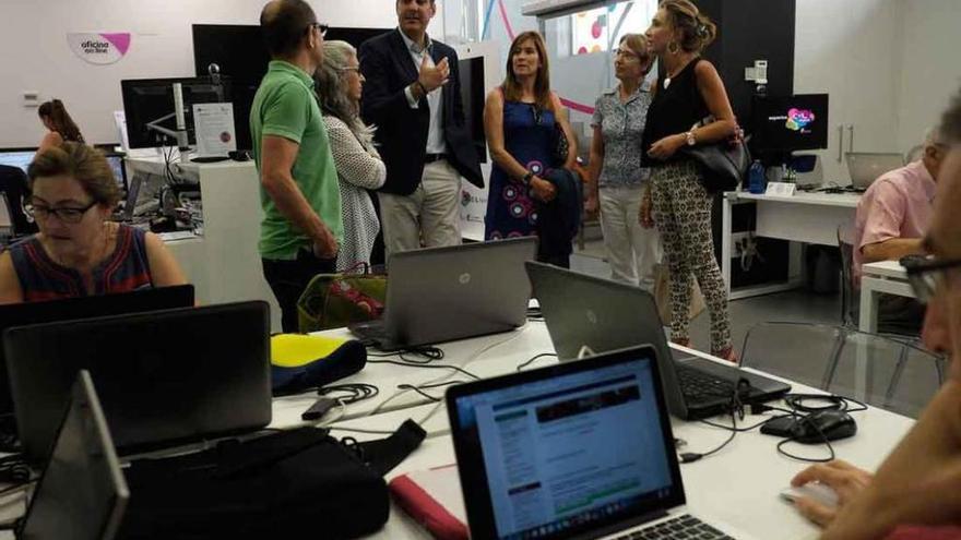 Alberto Castro y María Victoria Seco durante la visita al centro tecnológico de la capital.