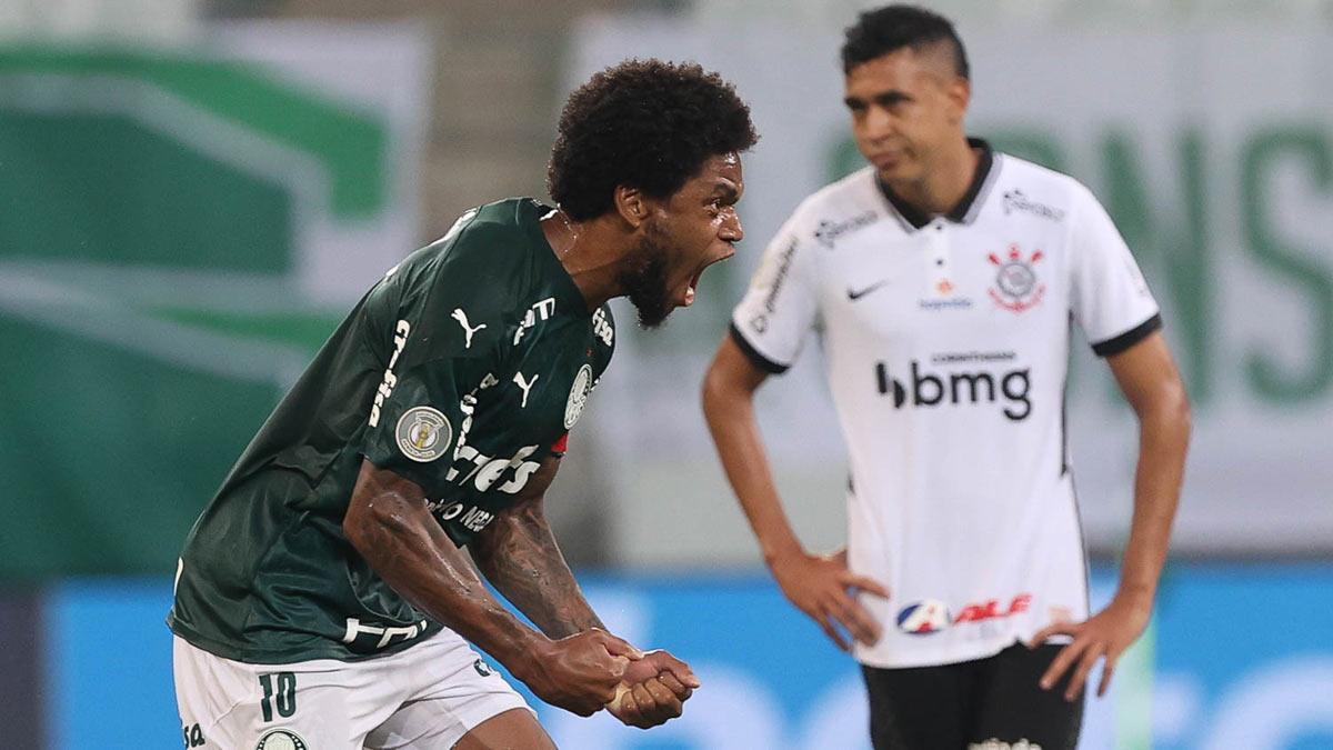 Luiz Adriano celebra uno de los dos goles que marcó al Timao