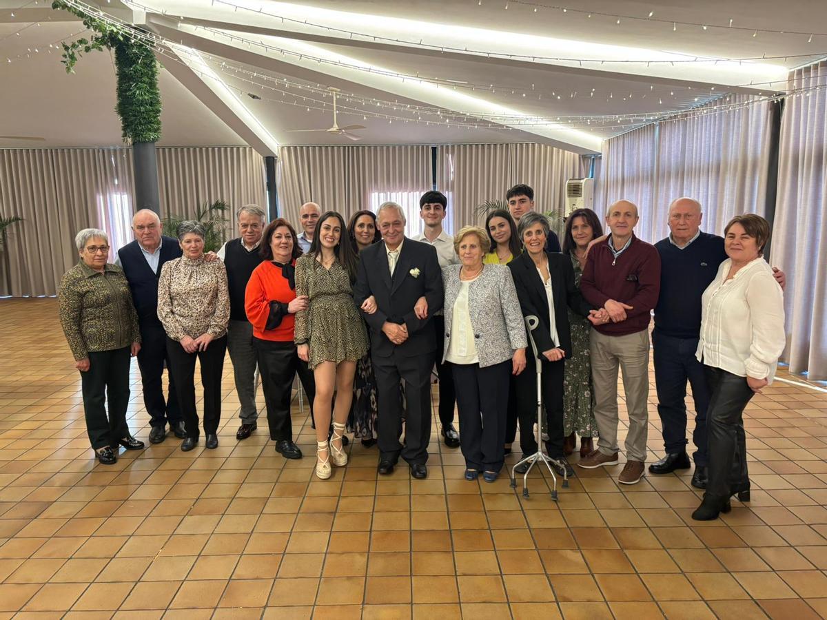 Milagros Mosquera Gómez y Luis Fernando Forján Casais, durante la celebración de sus bodas de oro, rodeados de su familia.