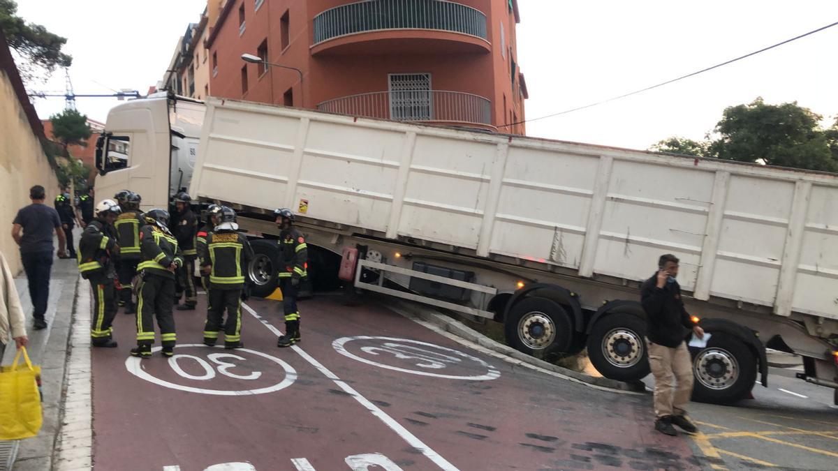 Bloquejat un camió articulat en un carrer del barri del Coll de Barcelona