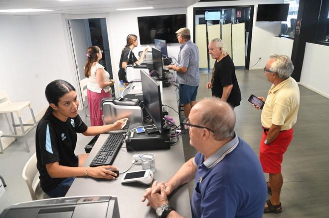 Galería | Colas en Castalia en la campaña de abonos del Castellón