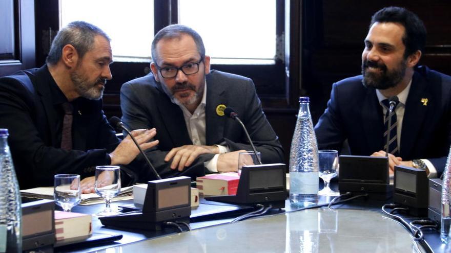 El president del Parlament, Roger Torrent, amb el vicepresident, Josep Costa, i el diputat de JxCat Eusebi Campdepadrós, en una imatge d&#039;arxiu