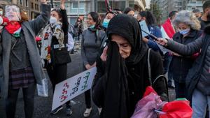 Una anciana participa en una marcha para conmemorar el Día Internacional de la Mujer en Beirut, Líbano.
