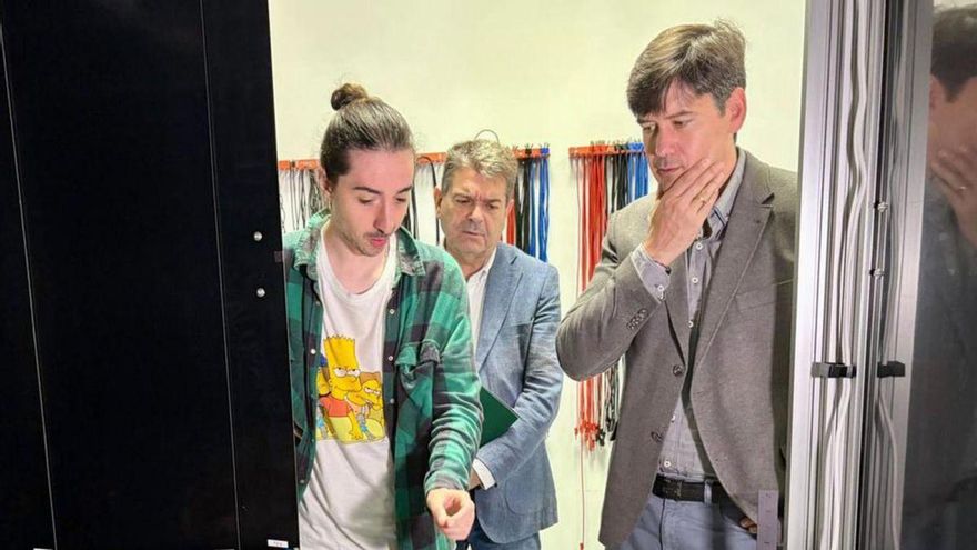 Borja Sánchez, a la derecha, con el investigador Sergio Ena y Ardines (detrás), en el centro de nanotecnología de El Entrego.