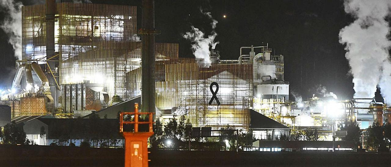Vista nocturna de la fábrica de Ence, que el lunes inicia su parada anual. |   // GUSTAVO SANTOS