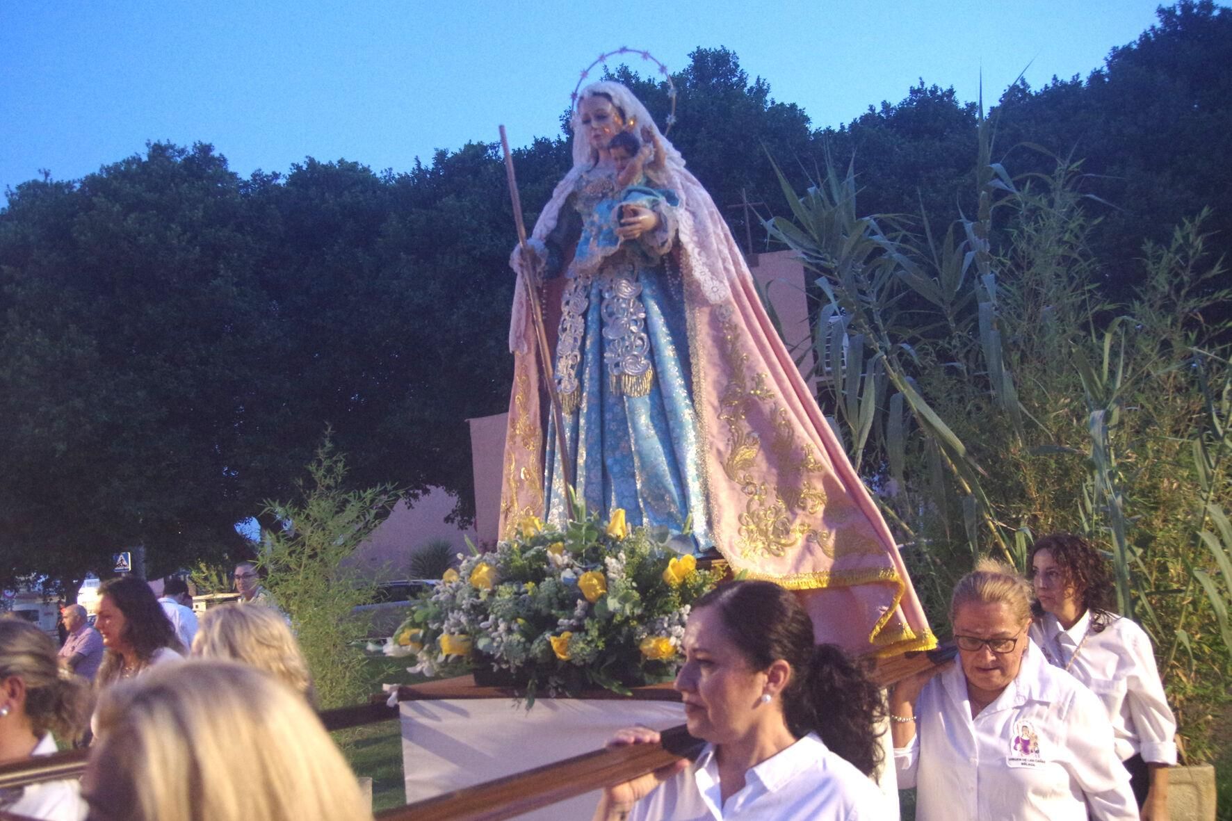 Traslado con antorchas de la Virgen de las Cañas a la parroquia de Nuestra Señora de los Dolores, en el Puerto de la Torre
