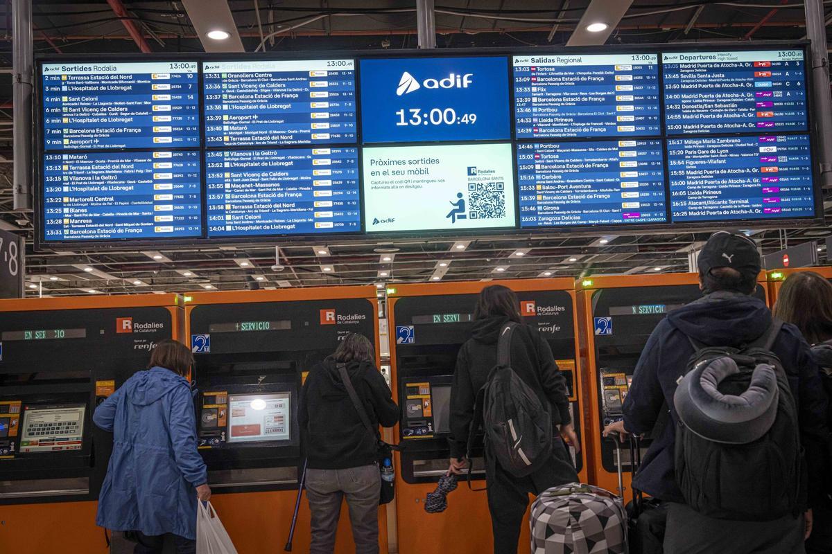 Barcelona 26/10/2025 Barcelona. Foto de pantallas en una estación de Rodalies. sANTS ESTACIÓ. tEMA RODALÍES, retrasos, trenes... AUTOR: MANU MITRU