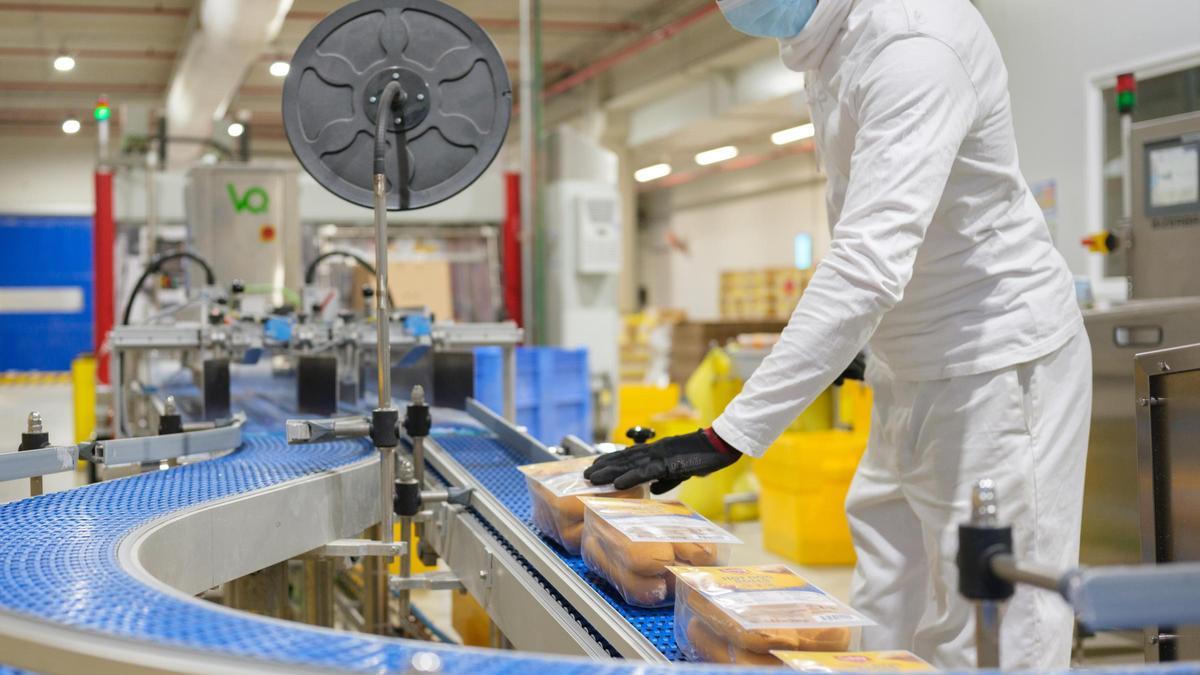 Una línea de producción de la planta de Dr. Schär de Alagón, desde donde se distribuyen todos los productos de la marca en España y Portugal.