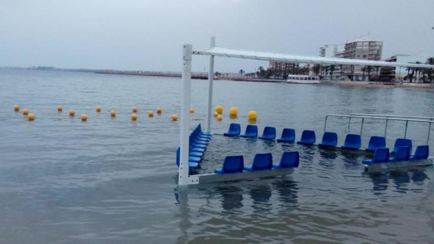 Torrevieja habilita en la playa del Cura una zona de baño adaptado