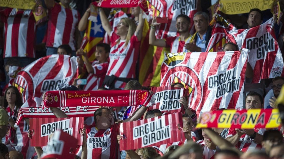 La afición del Girona antes del inicio del partido de Liga contra el Madrid en Montilivi esta temporada.