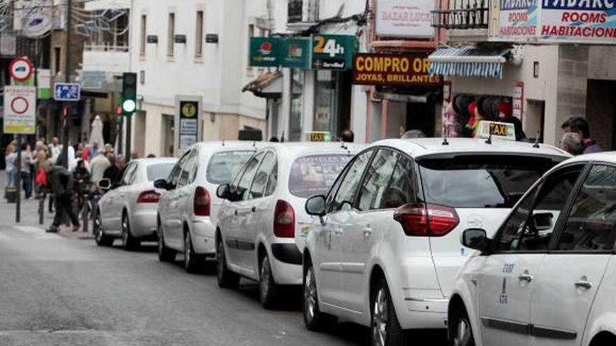 Parada de taxis de la céntrica calle Ruzafa de Benidorm.