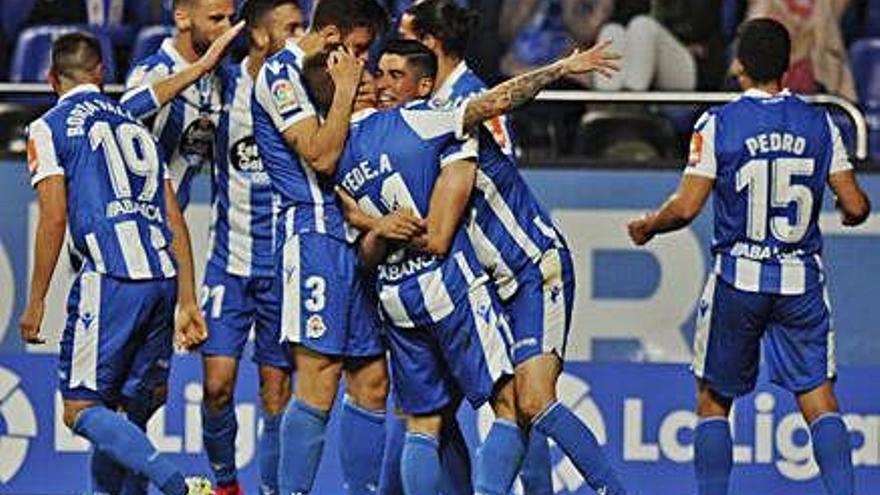 Los jugadores deportivistas celebran uno de los goles ante el Málaga en Riazor.