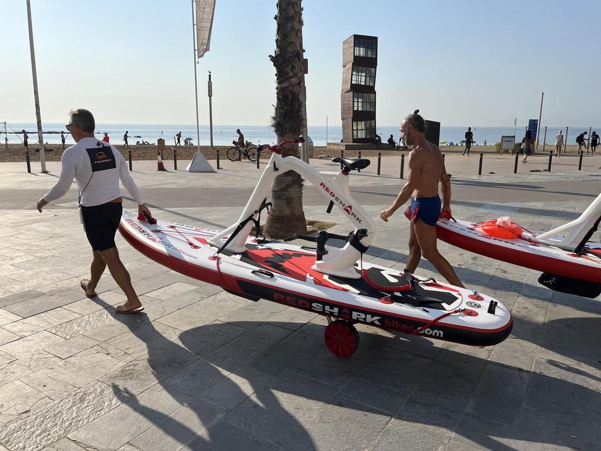 Bikesurf, las nuevas bicis acuáticas  surfean en la playa de la Barceloneta