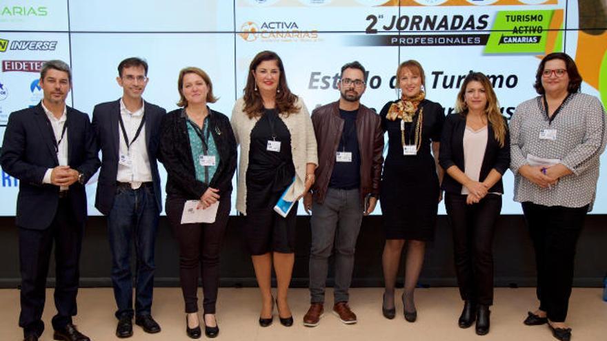 Candelaria Umpiérrez, a la derecha, con responsables de Turismo de los cabildos, ayer en Las Palmas de Gran Canaria.