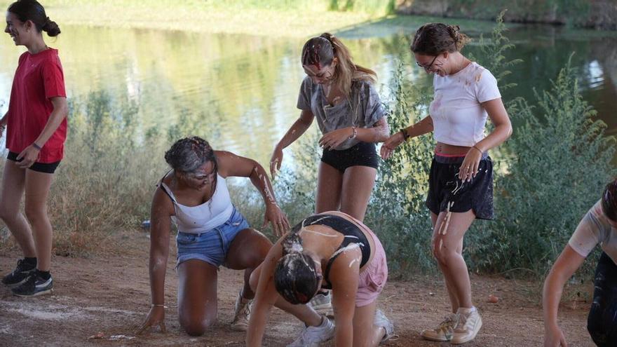 "Estamos dispuestas a todo porque las novatadas las vives una vez": los futuros maestros de Badajoz pasan por 'la pringue'