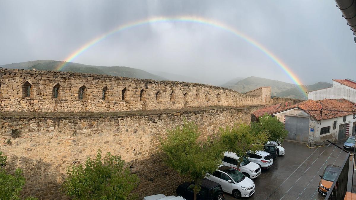 El arcoíris sobre la muralla de Morella.