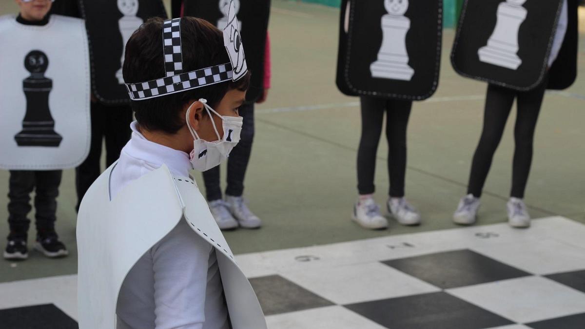 Alumnos del CEIP Enríquez Barrios ataviados como piezas de ajedrez.