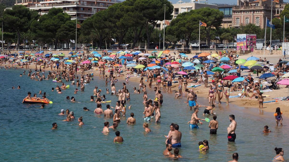 Banyistes a la platja de Sant Feliu de Guíxols