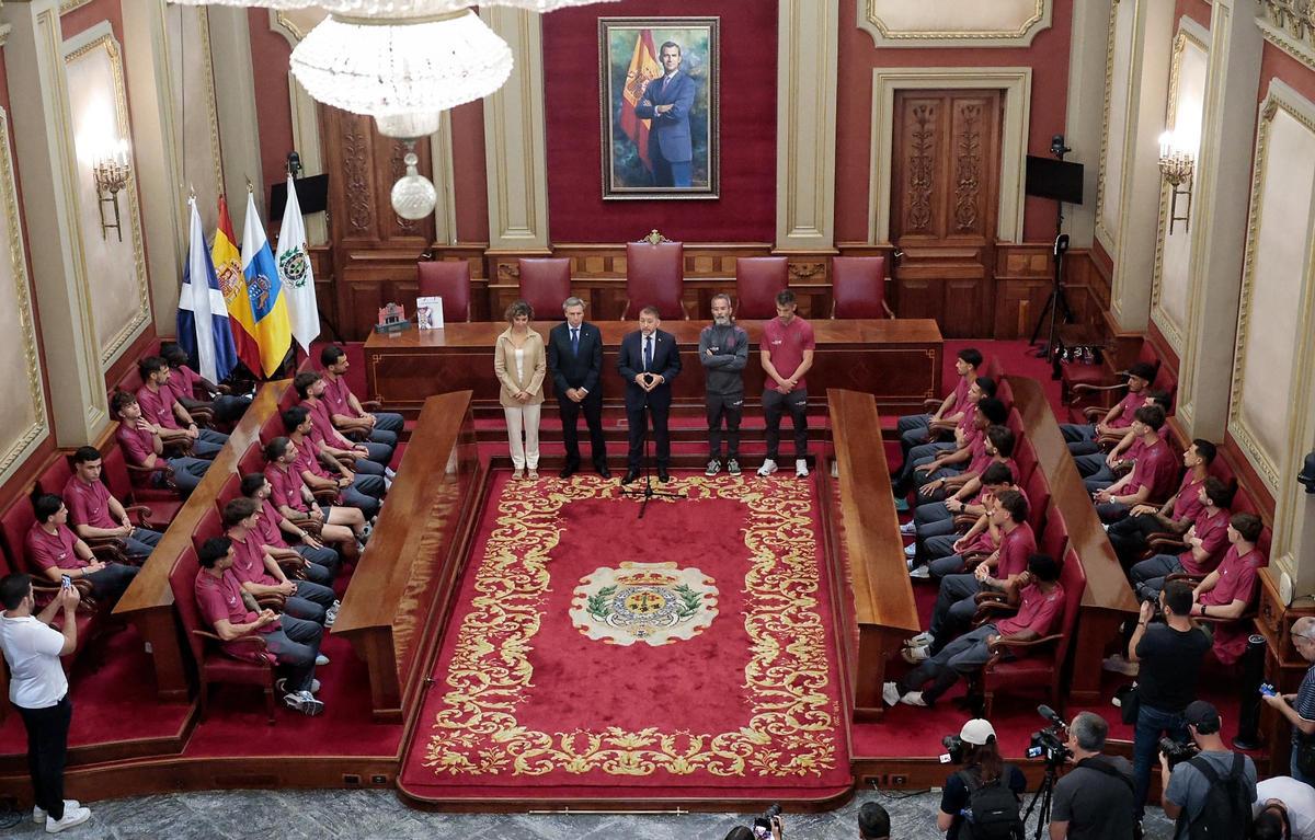 Así fue la visita institucional del CD Tenerife al Ayuntamiento de Santa Cruz