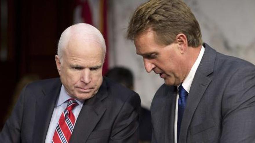 McCain junto al senador Jeff Flake.