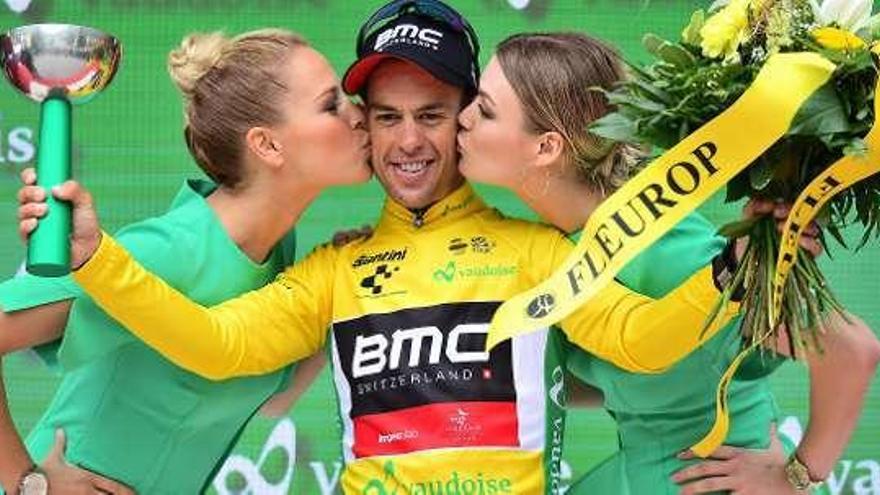 Richi Porte, en lo alto del podio como líder de la Vuelta a Suiza.