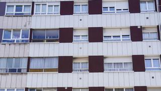 Una mujer y su hija de siete años, heridas tras precipitarse desde un quinto piso en Asturias