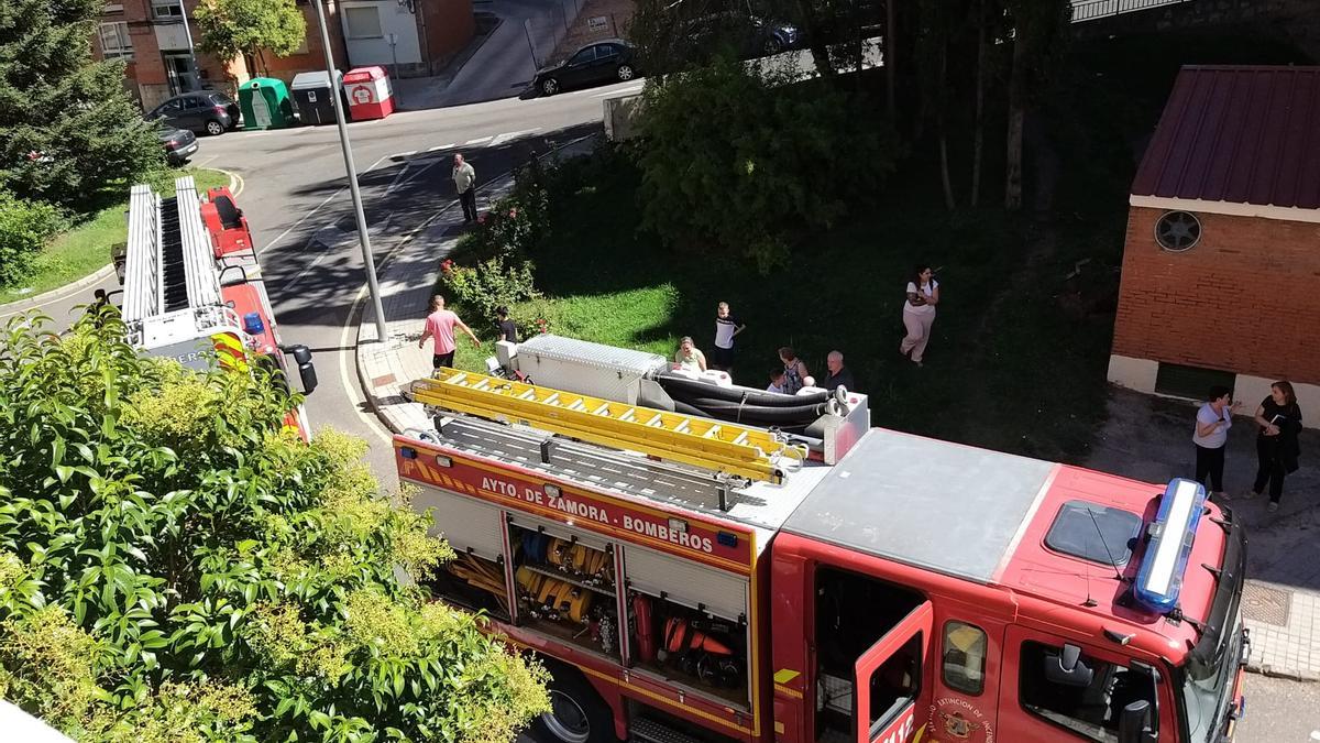 Los bomberos acuden a un incendio en el barrio de Pantoja de Zamora capital