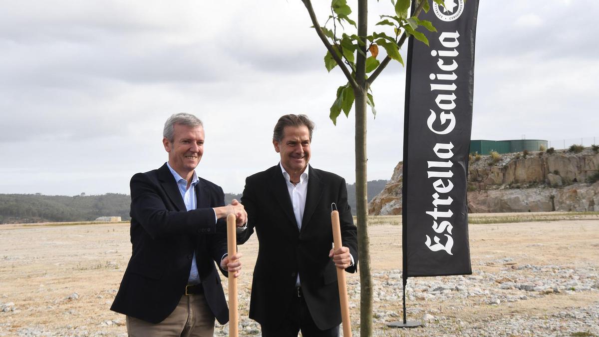 Primera piedra de la nueva fábrica de Estrella Galicia en Morás (Arteixo).